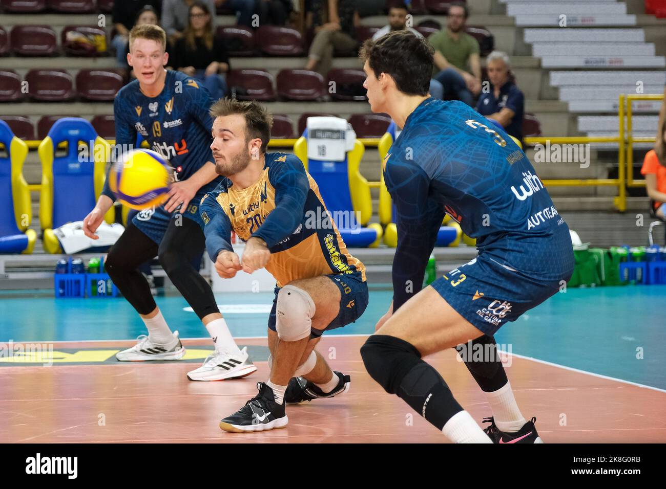 Verona, Italien. 22. Oktober 2022. Galerie des Spiels zwischen WithU Verona und Gioiella Prisma Taranto gültig für einen vierten Tag der SuperLega italienischen Volleyball-Meisterschaft am 22. Oktober 2022 in Pala AGSM-AIM in Verona, Italien Credit: Roberto Tommasini/Alamy Live News Stockfoto