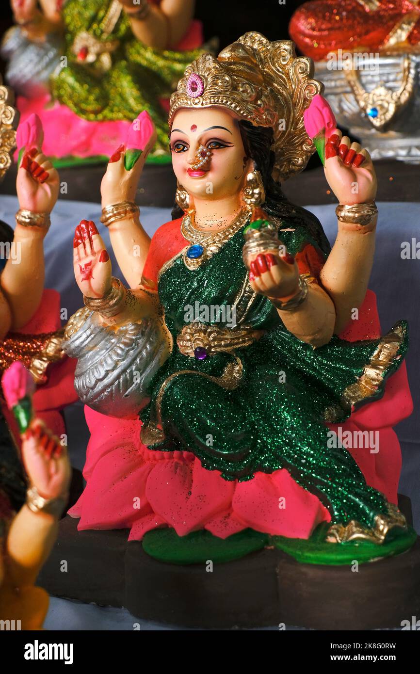 Schöne Statuen der Göttin Lakshmi zum Verkauf während des Festivals von Diwali in Pune, Indien angezeigt. Handgefertigte Laxmi Idole. Stockfoto
