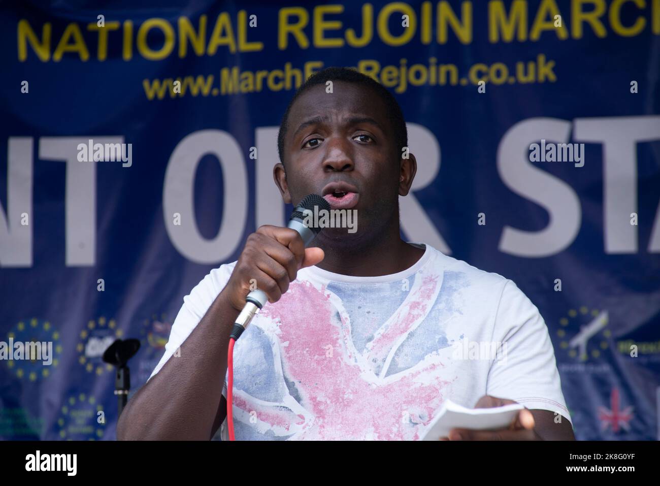 London, Großbritannien - 22.. Oktober 2022 - Femi Oluwole (Gründerin von OFOC) spricht am Ende eines marsches auf dem Parliament Square, um eine „EU-Wende“ der britischen Regierung zur Mitgliedschaft in der Europäischen Union zu fordern. Schätzungsweise 50.000 Personen nahmen daran Teil. Info: https://marchforrejoin.co.uk/ Stockfoto