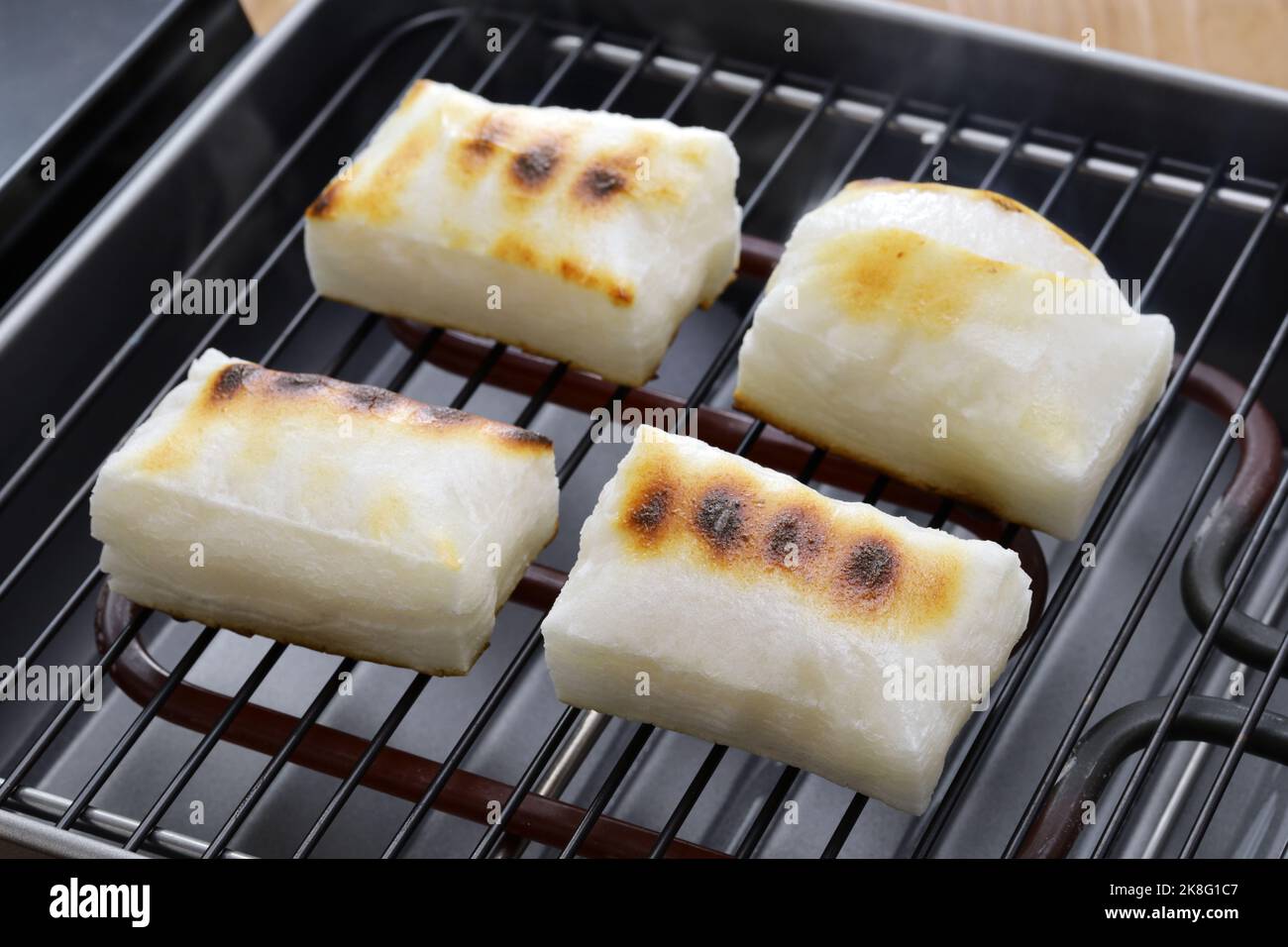 Kochen Yaki Mochi (gegrillter japanischer Reiskuchen) Stockfoto