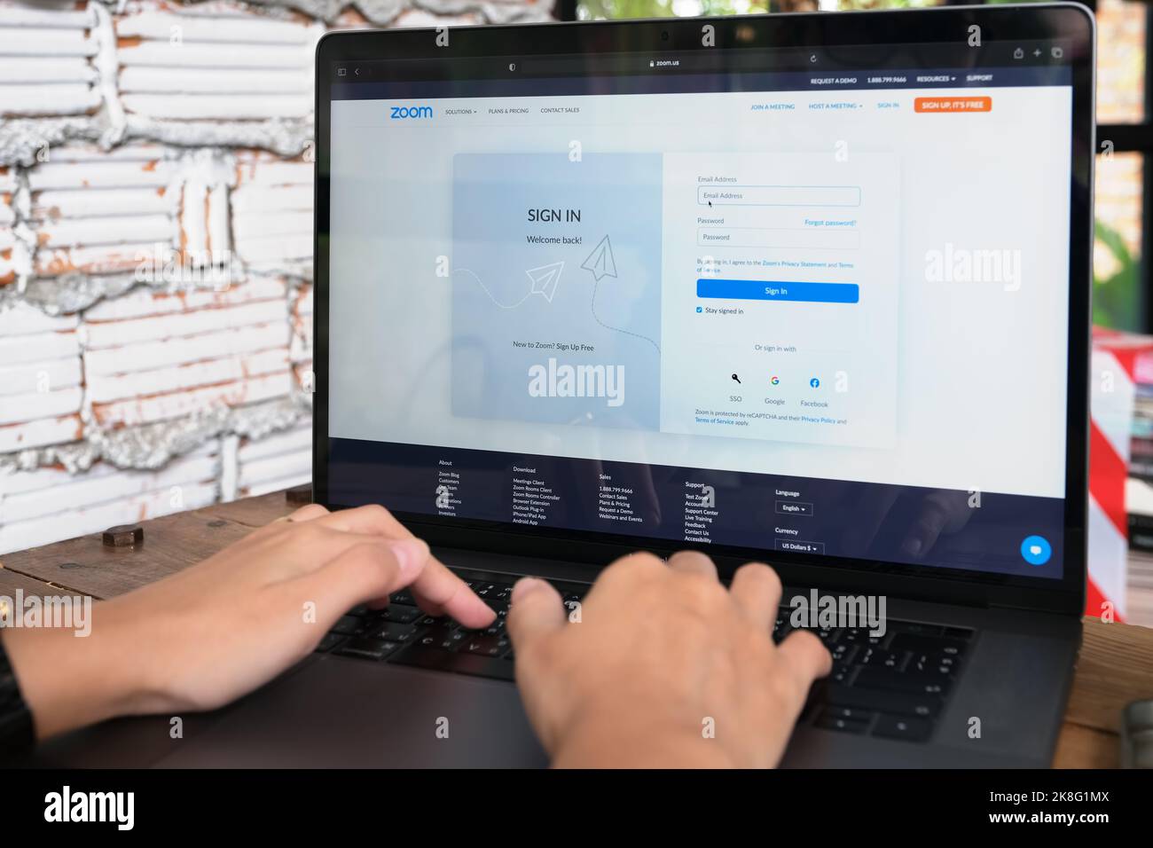 CHIANGMAI, THAILAND - 06. JUNI 2021: Person, die Computer-Laptop verwendet, um sich anzumelden, Zoom Video Communications-Anwendung Stockfoto