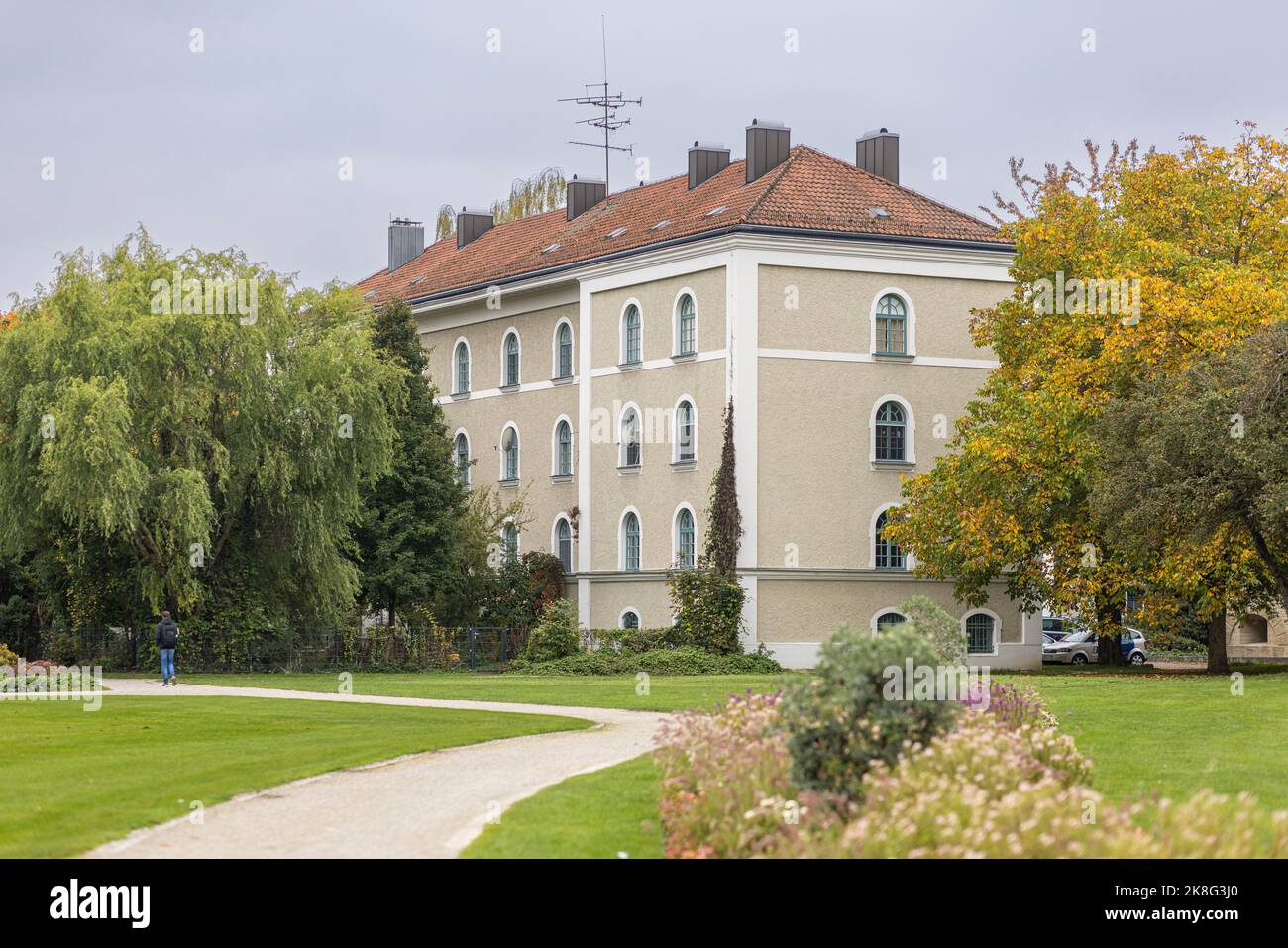 Öffentlicher Park Klenzenpark in Ingolstadt an einem hellen Herbsttag Stockfoto
