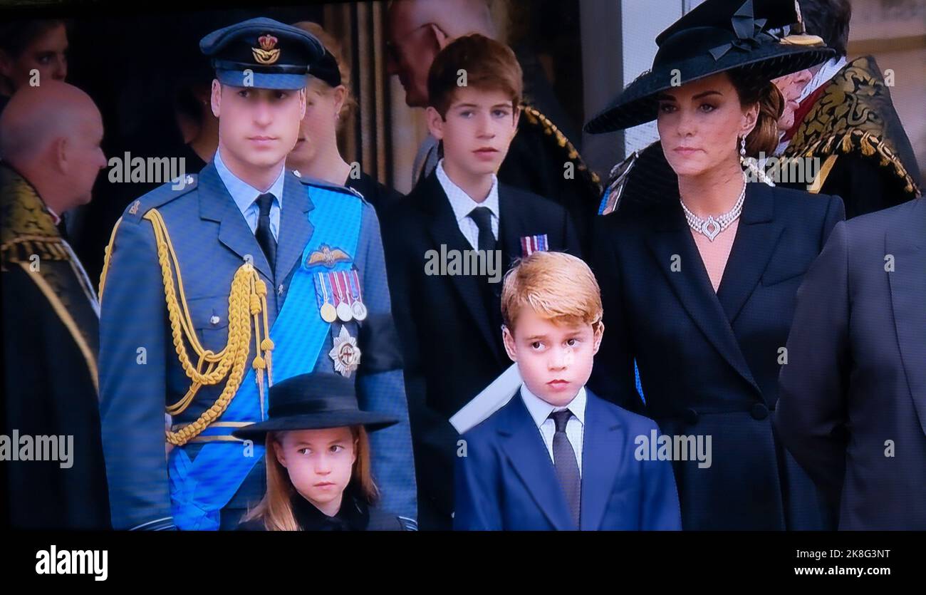 William Prince of Wales mit Catherine Princess of Wales und zwei ihrer drei Kinder Prince George of Wales und Princess Charlotte of Wales, bei der Beerdigung von HM Queen Elizabeth II, die nach dem Gottesdienst in der St. Georges Chapel aufbrechen Windsor Bekshire UK Broadcast Still 19 Sep 2022 Stockfoto