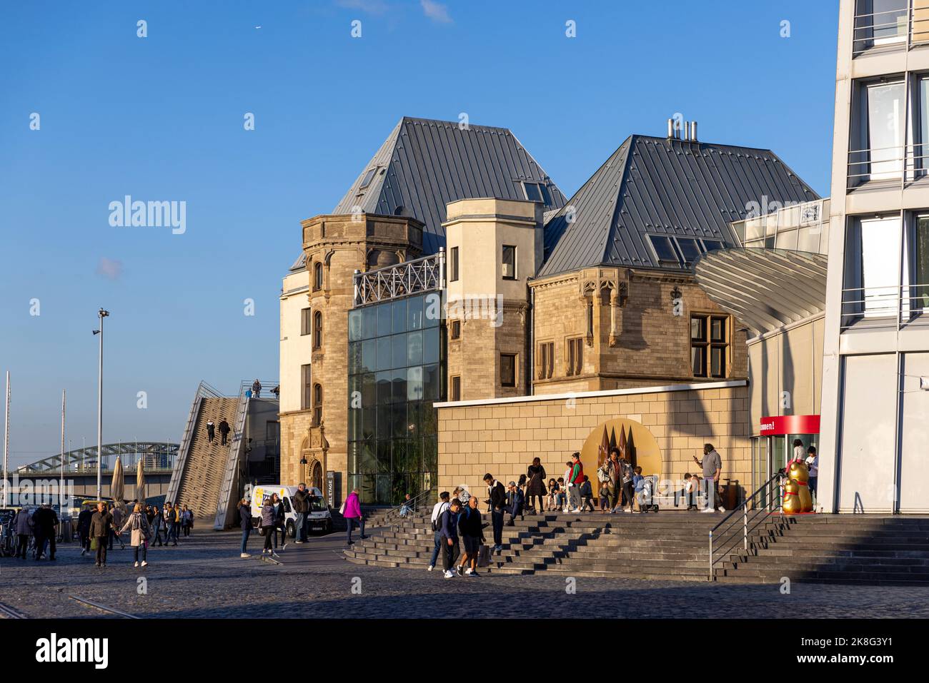 Menschen hängen an einem hellen Herbsttag vor dem Schokoladenmuseum in Köln Stockfoto