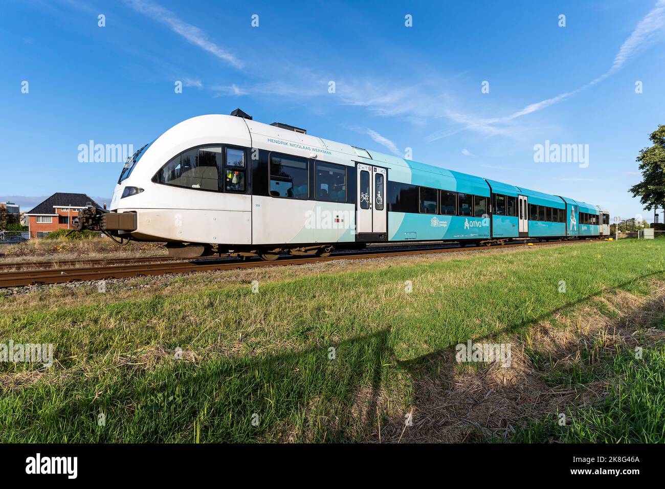 Regionalzug Arriva Stadler GTW in Delfzijl, Niederlande Stockfoto