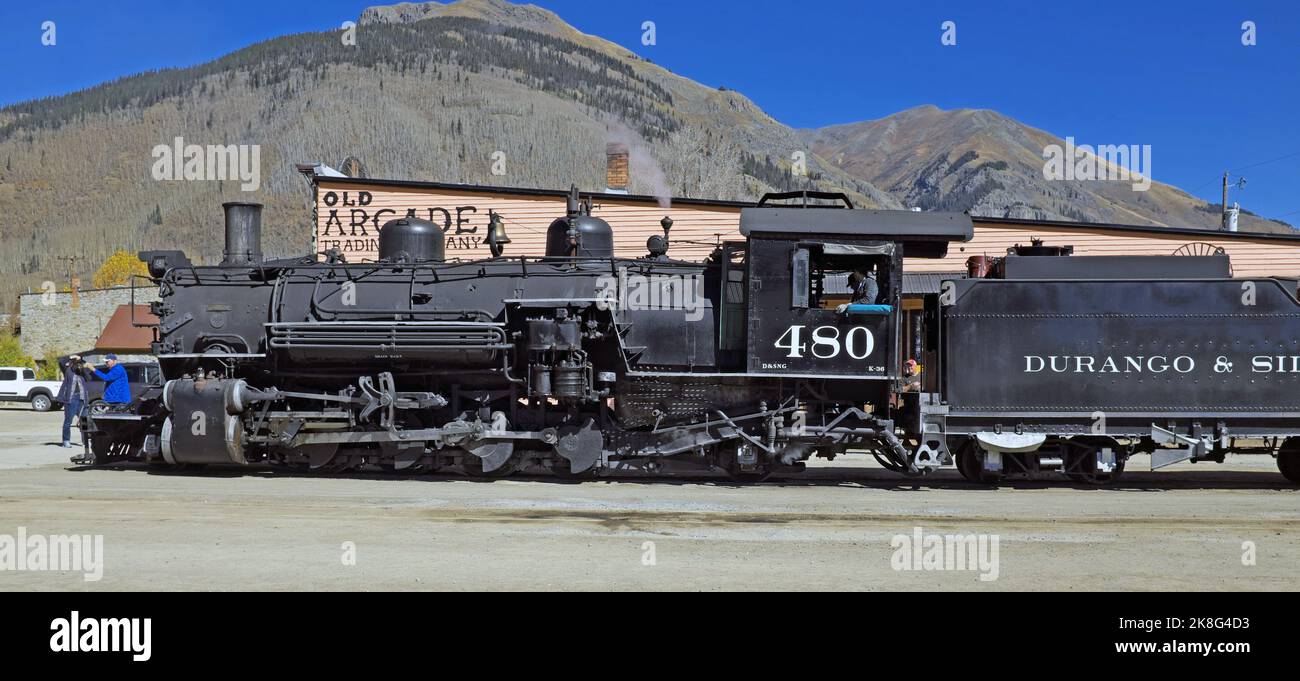 Die historische Dampflokomotive Durango & Silverton 480 kommt in der Straße 12. in der alten Weststadt Silverton, Colorado, USA an. Stockfoto