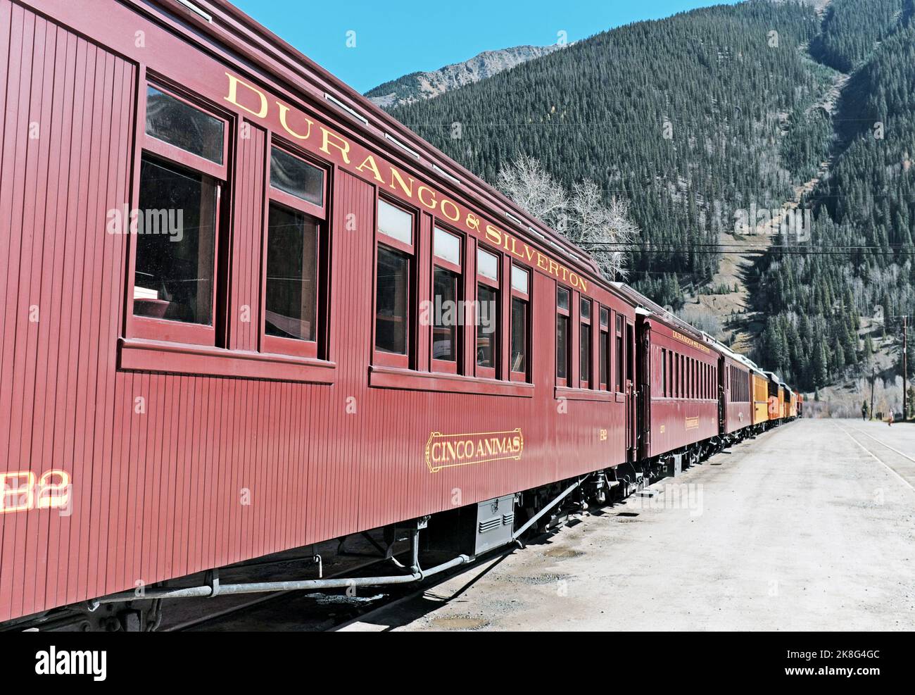 Der Schmalspurzug Durango & Silverton fährt am 15. Oktober 2022 in Silverton, Colorado, in den historischen Bezirk Silverton ein. Stockfoto