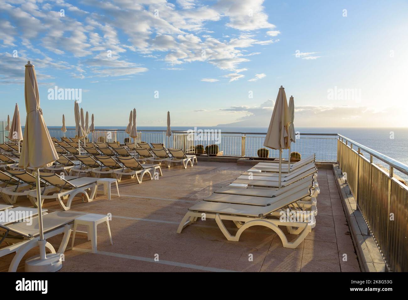 Sonnenliegen auf der Terrasse der Insel Teneriffa bei Sonnenuntergang. Kanarische Inseln, Spanien Stockfoto