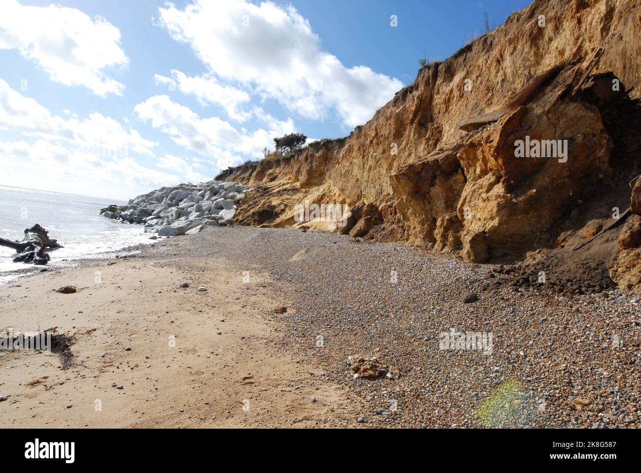 Große Teile von Sand und Kies sind durch die Erosion an der Küste durch die Überflutung von Felsen von der Klippe abgeblutet. Thorpeness Beach 22. Oktober 2022 Stockfoto