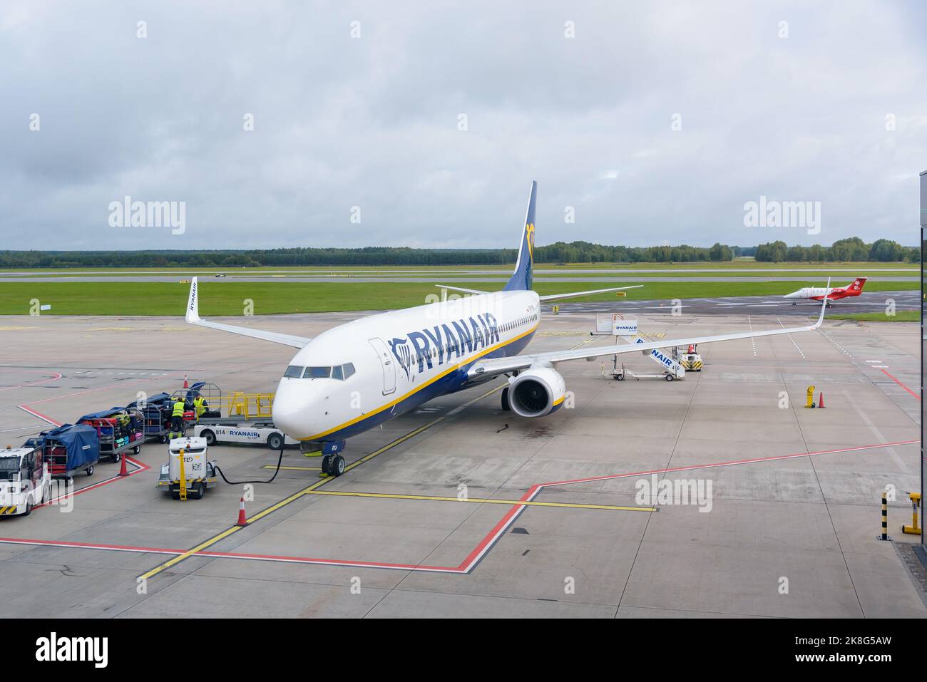 Pyrzowice, Polen - 19. September 2022: Flughafenmitarbeiter verladen Gepäck in die Ryanair-Flugzeuge Stockfoto