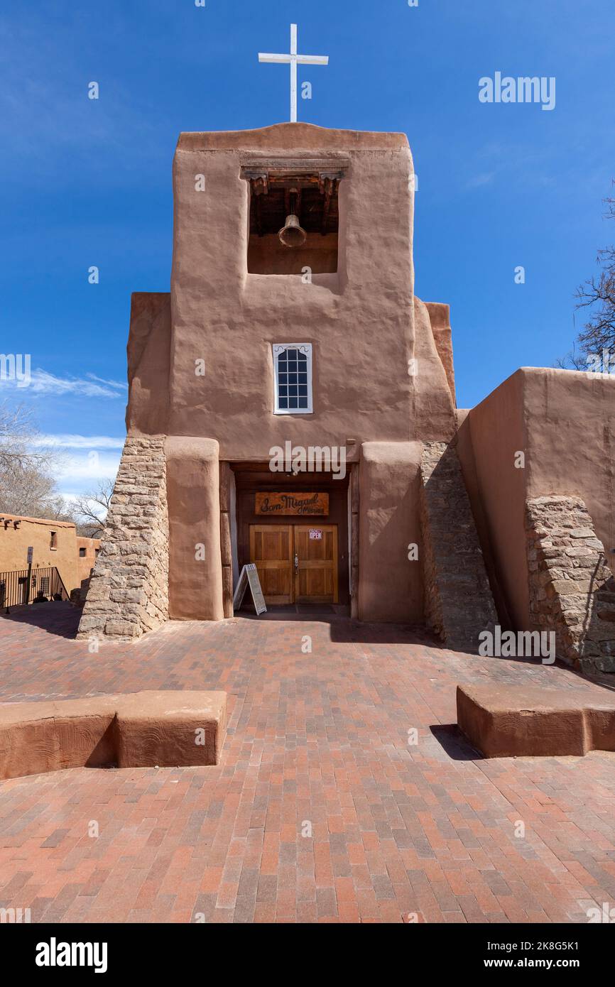 Die San Miguel-Kapelle aus dem Jahr 1710 in Santa Fe, New Mexico. Ursprünglich um 1610 erbaut, wird sie oft als die älteste Kirche im Vereinigten Sta bezeichnet Stockfoto