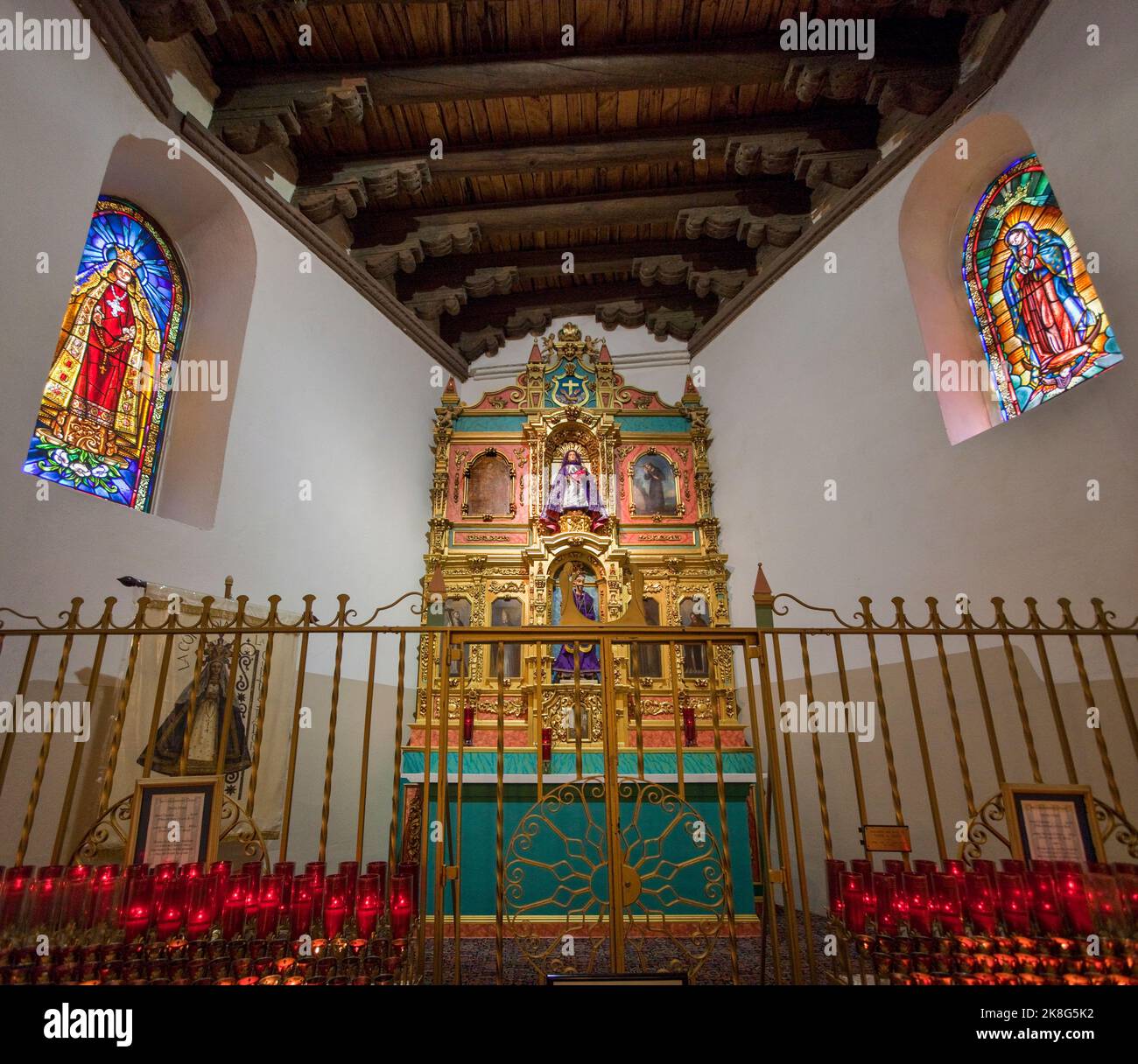 Das Altarbild in der Kapelle La Conquistadora befindet sich im nördlichen Querschiff der Basilika des Heiligen Franziskus von Assisi in Santa Fe, New Mexico. Der Stockfoto