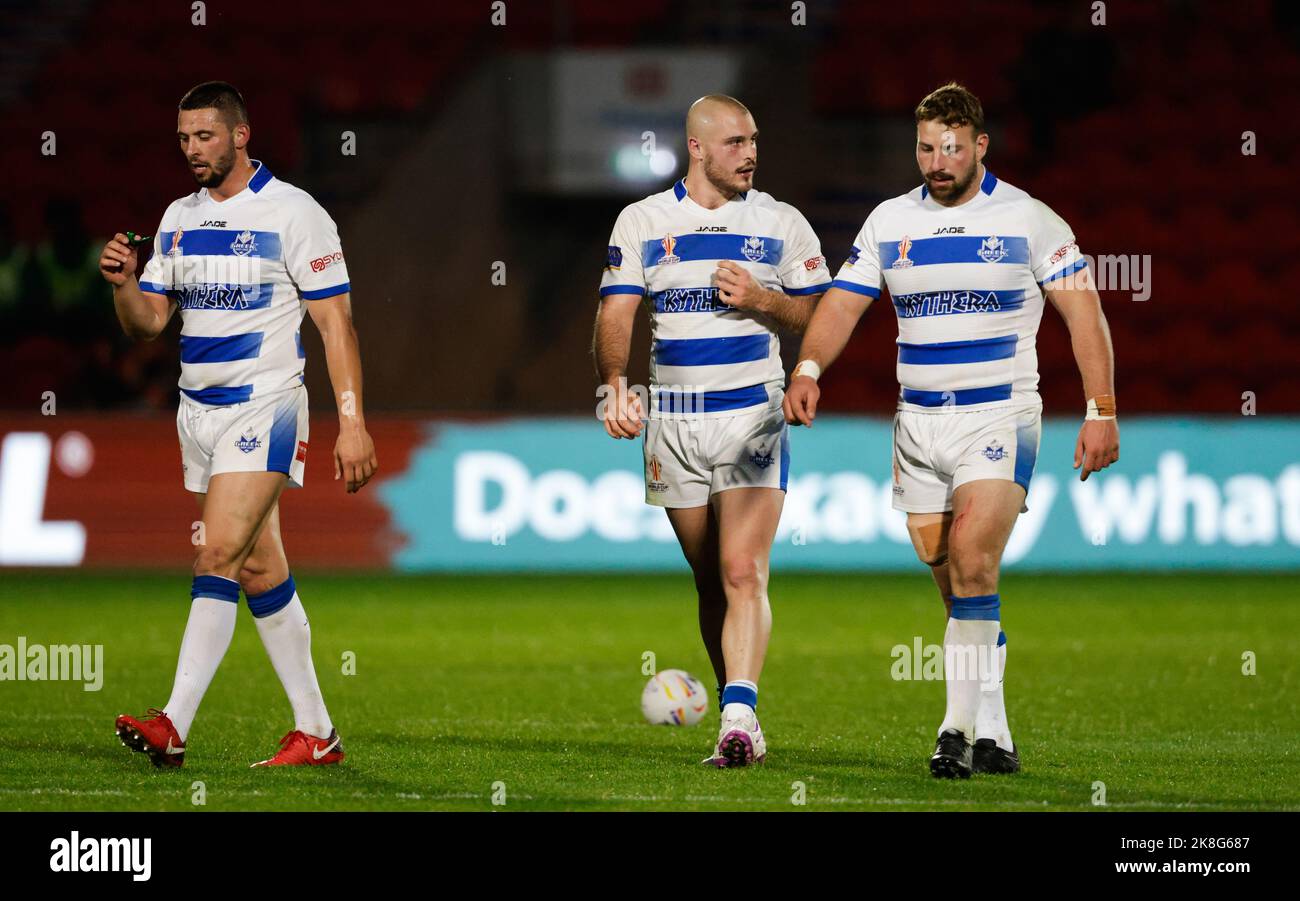 Die griechischen Spieler scheinen während des Rugby-League-WM-Spiels der Gruppe A im Eco-Power Stadium, Doncaster, niedergeschlagen zu sein. Bilddatum: Sonntag, 23. Oktober 2022. Stockfoto