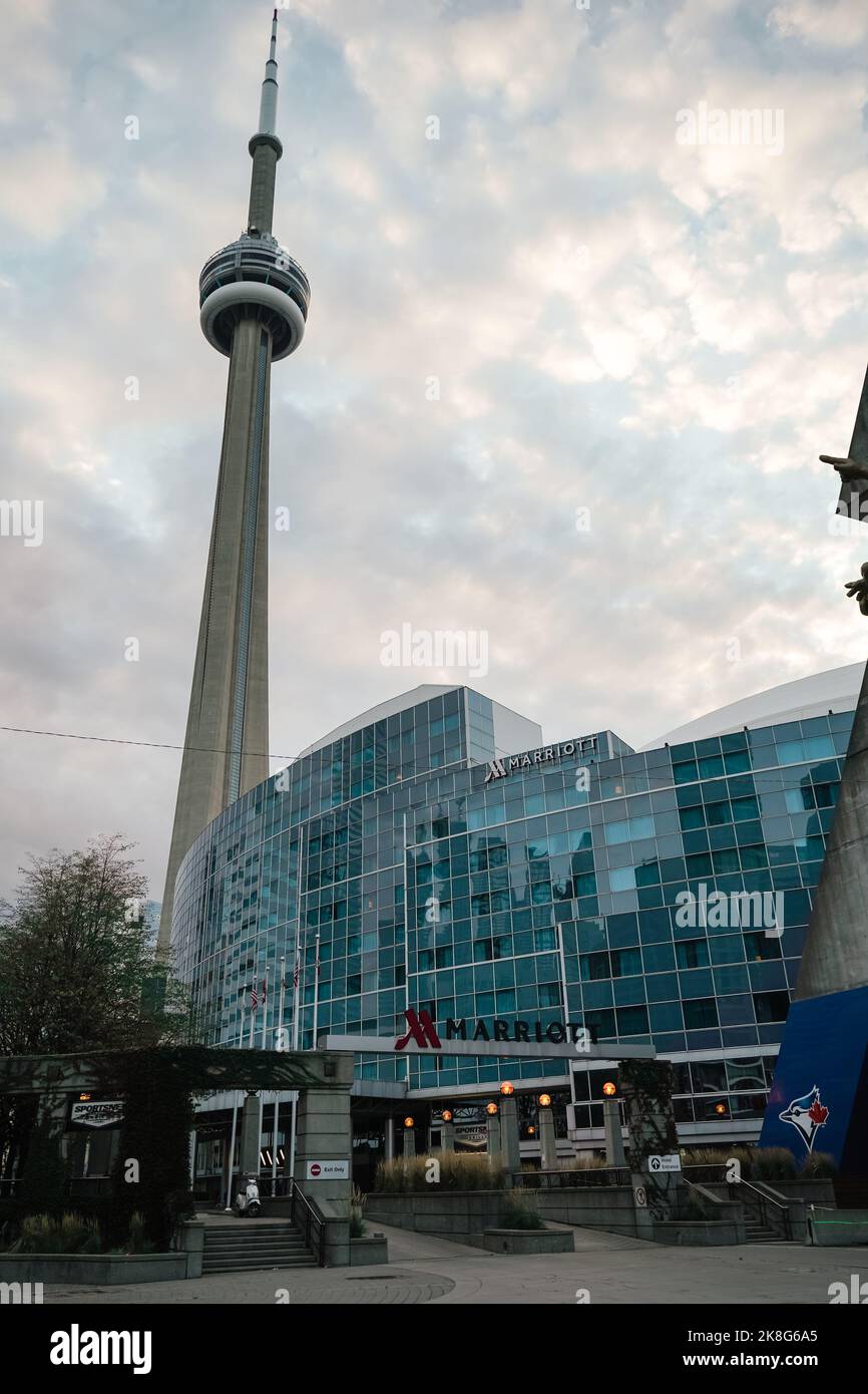 das marriott Hotel toronto befindet sich neben dem berühmten CN Tower in Toronto Stockfoto