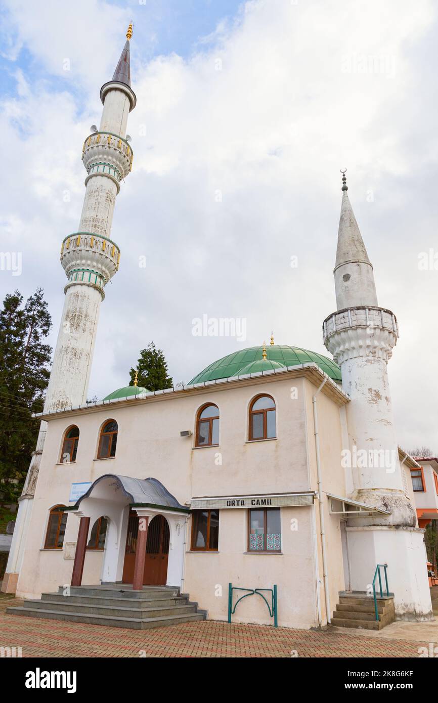 Surmene, Türkei - 21. Dezember 2021: Soguksu Mahallesi Orta Camii. Außenansicht der Moschee in Surmene, Bezirk Trabzon. Vertikales Foto Stockfoto