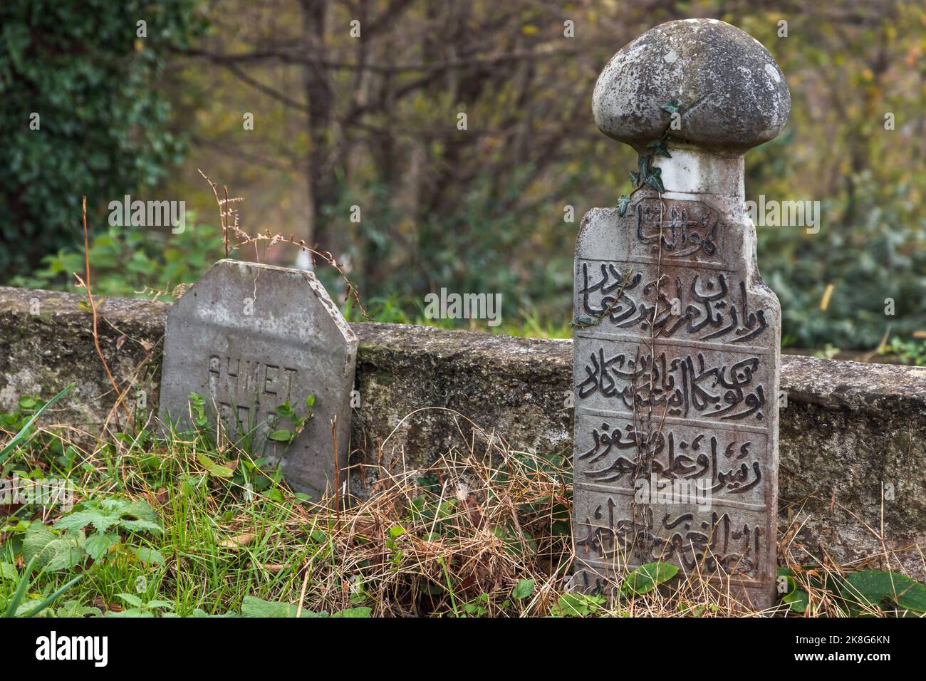 Surmene, Türkei - 21. Dezember 2021: Auf dem muslimischen Friedhof in der Moschee Soguksu Mahallesi Orta Camii stehen antike Grabsteine Stockfoto