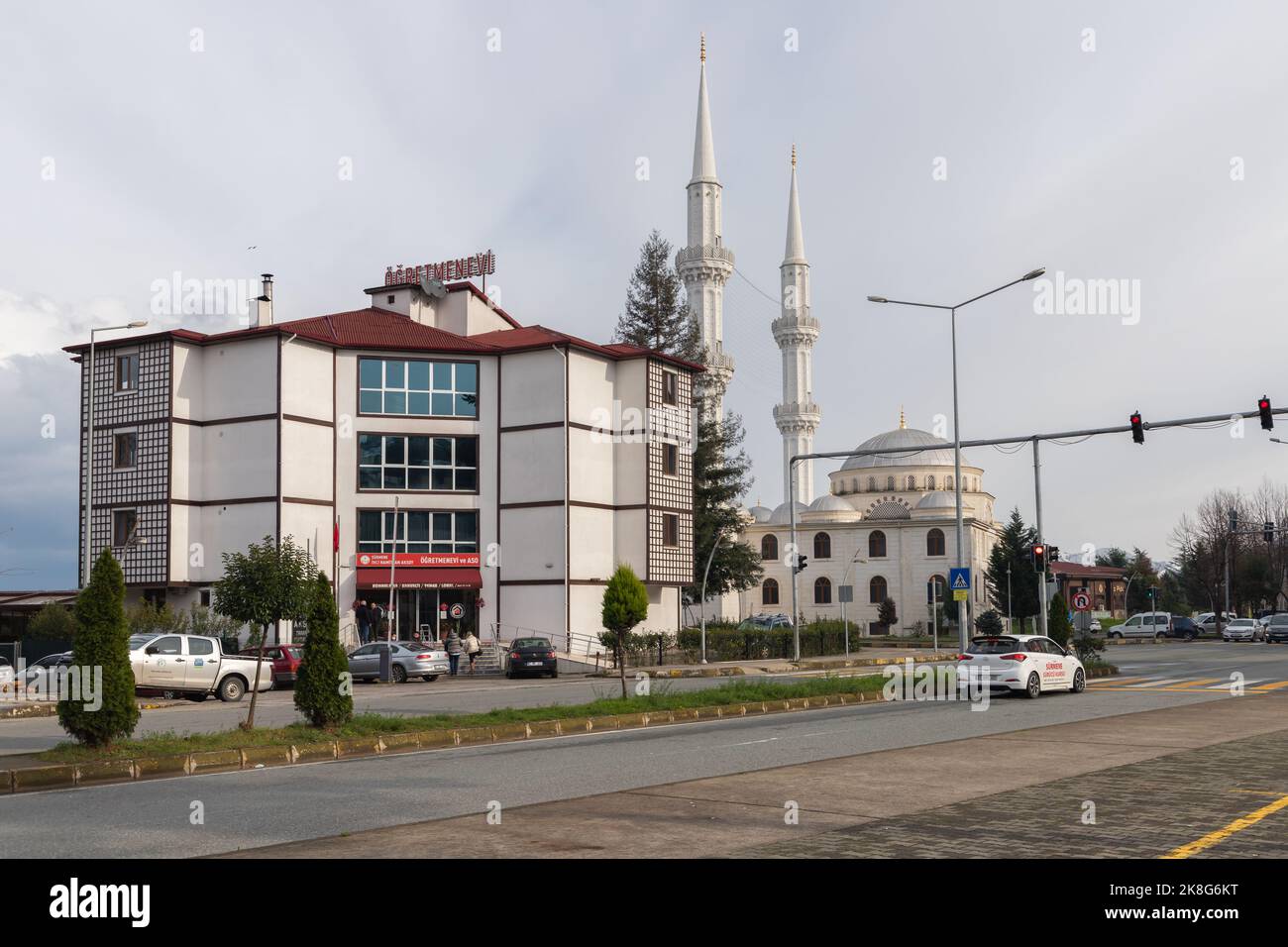 Surmene, Türkei - 22. Dezember 2021: Blick auf die Straße von Surmene, normale Menschen gehen tagsüber auf der Straße in der Nähe von Surmene Sahil Camii Stockfoto