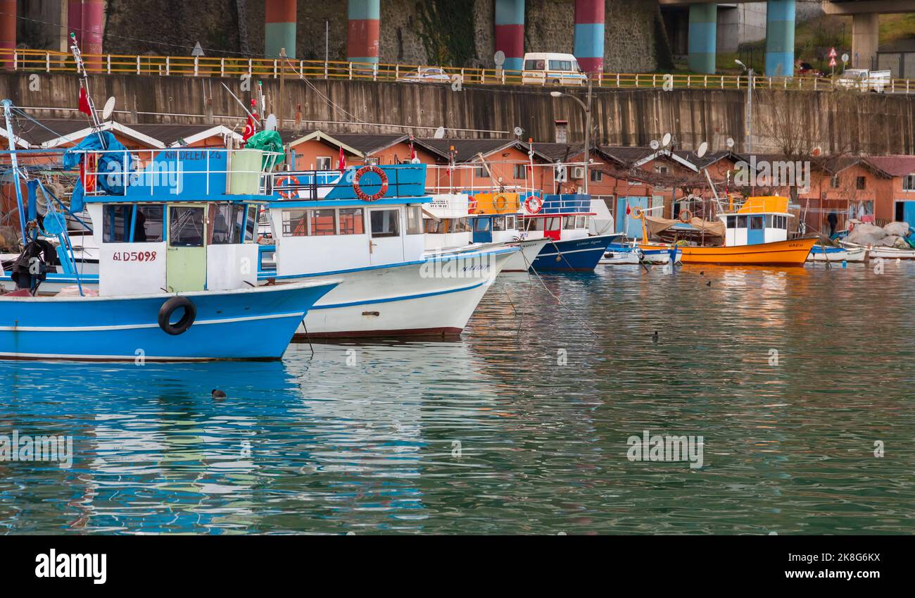 Surmene, Türkei - 23. Dezember 2021: Boas werden im kleinen Fischerhafen von Arakli, Trabzon, vertäut Stockfoto
