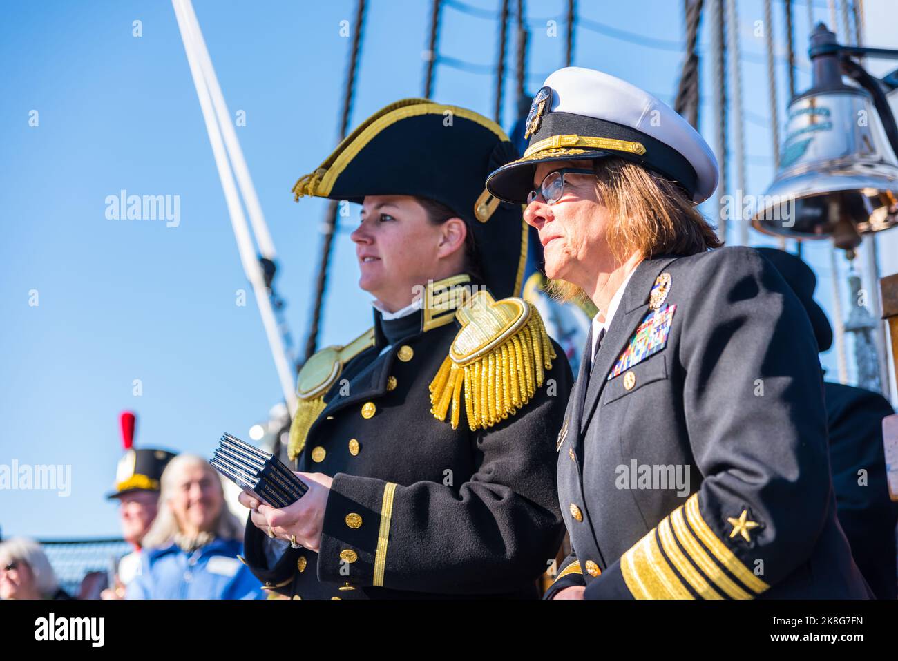 Kommandant Billie J. Farrell und Admiral Lisa Franchetti über die USS Constitution zur Geburtstagsfeier 225.. Stockfoto