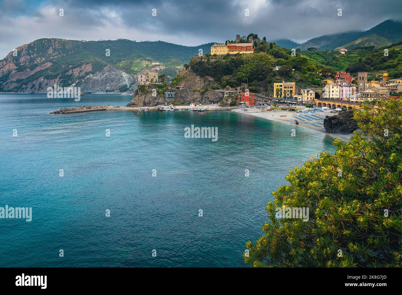 Schöne Monterosso al Mare Dorf Blick mit bunten mediterranen Gebäuden aus dem blumigen Wanderweg, Cinque Terre, Ligurien, Italien, Europa Stockfoto