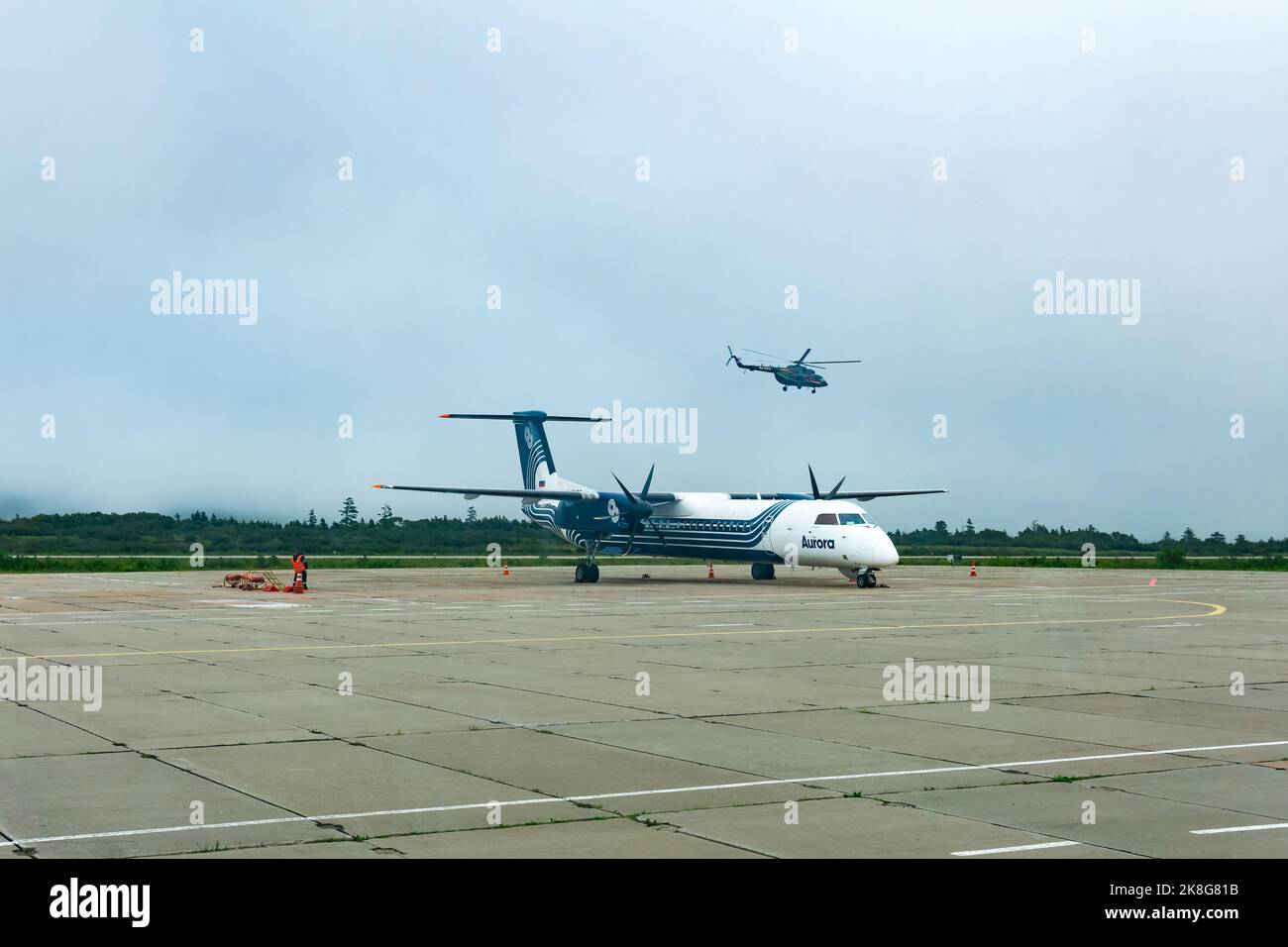 Yuzhno-Kurilsk, Russland - 03. August 2022 Standflugzeug und Hubschrauber starten im Hintergrund auf dem Flughafen der Insel Kunashir Stockfoto