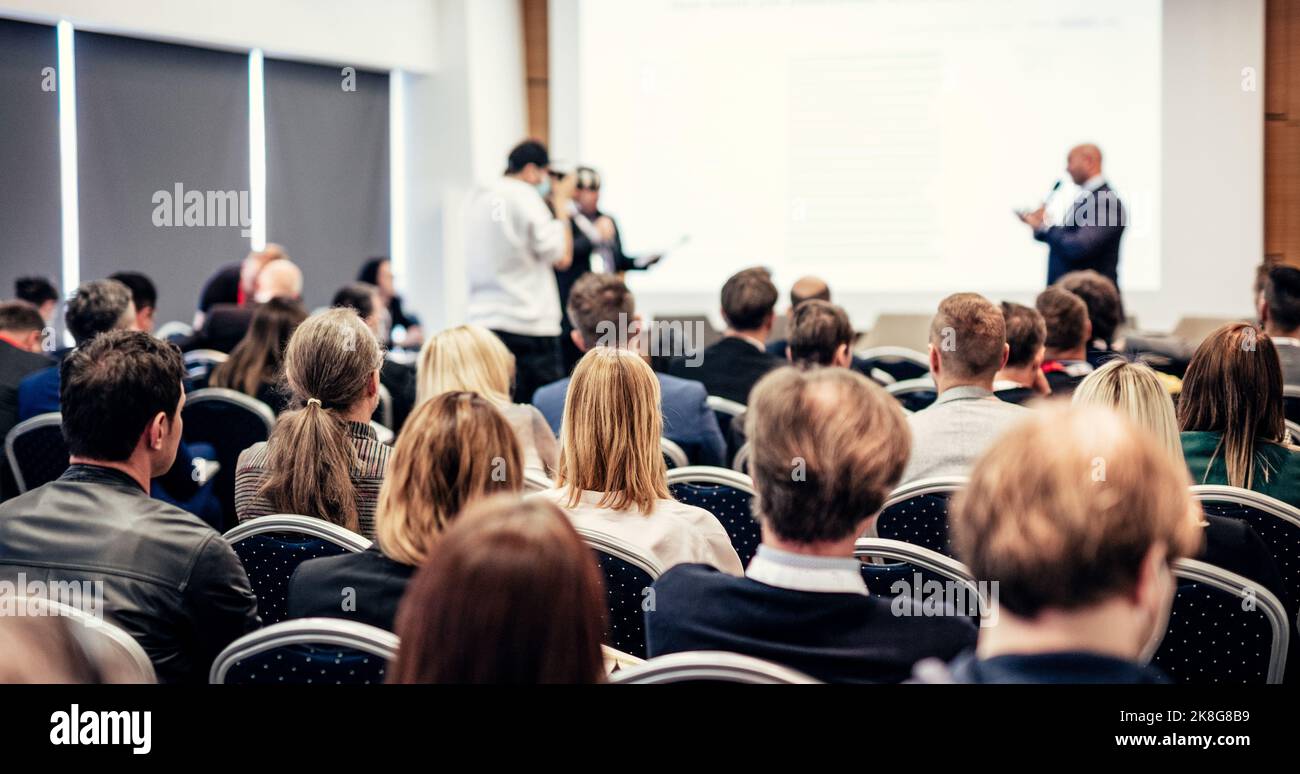 Ich habe eine Frage. Gruppe von Geschäftsleuten im Konferenzraum sitzen. Geschäftsmann hob seinen Arm. Konferenz und Präsentation. Geschäfts- und Stockfoto