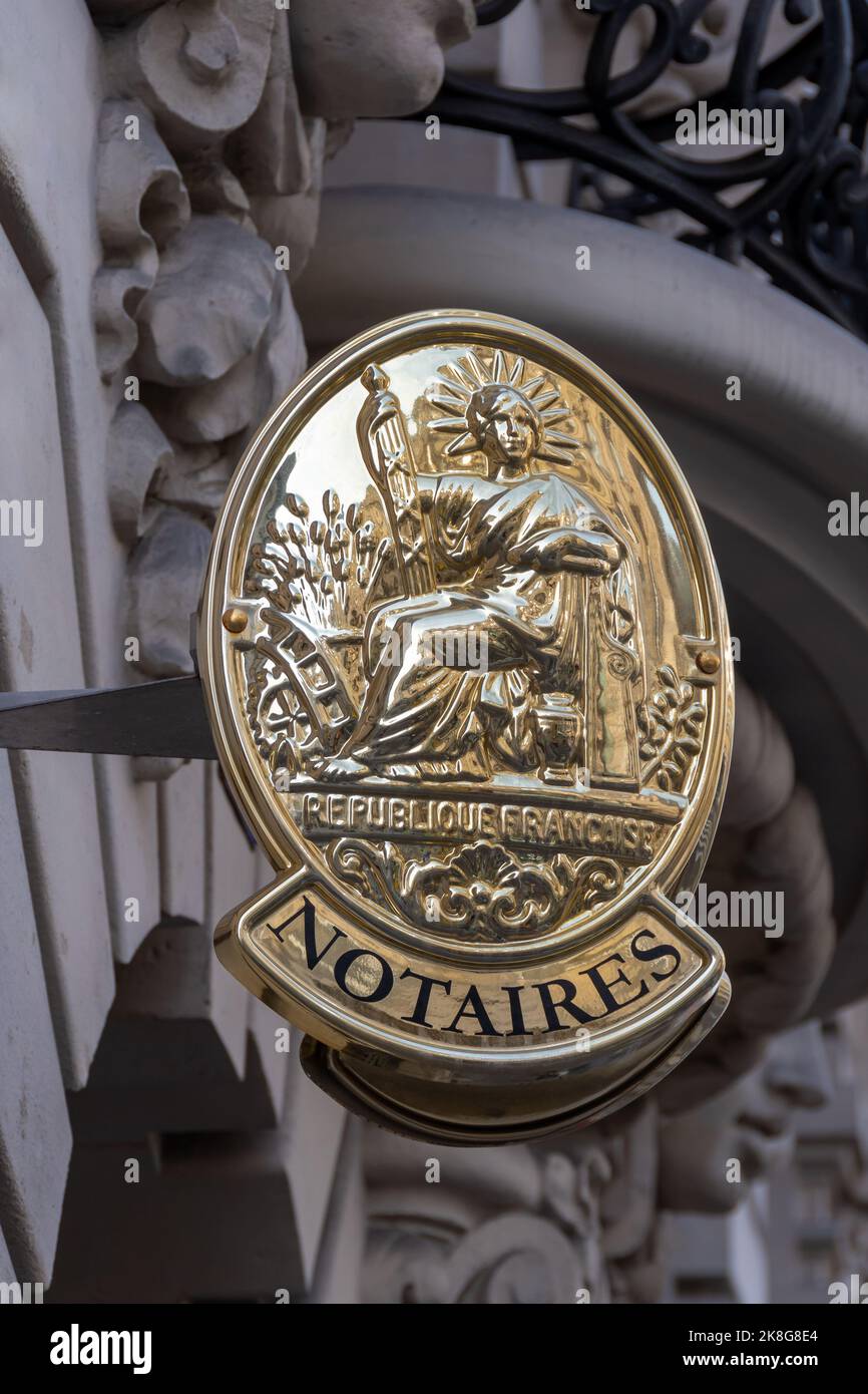 Notarschild an der Fassade eines Gebäudes in einer Straße in Paris, Frankreich. Konzepte von Notardienstleistungen und Immobilienmarkt in Frankreich Stockfoto