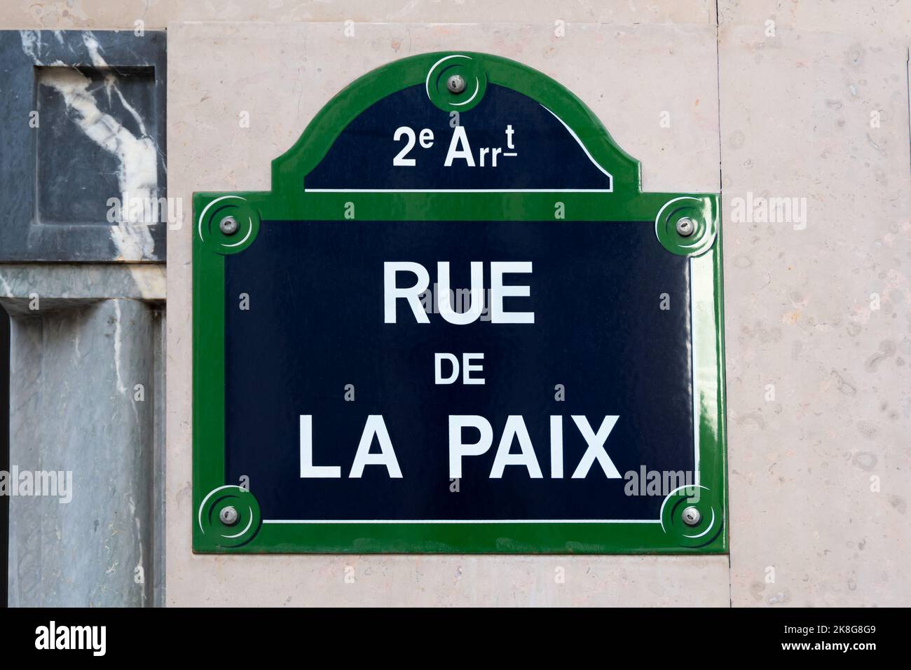 Traditionelles Pariser Straßenschild mit der Aufschrift „Rue de la Paix“ (was „Friedensstraße“ bedeutet), Paris, Frankreich Stockfoto