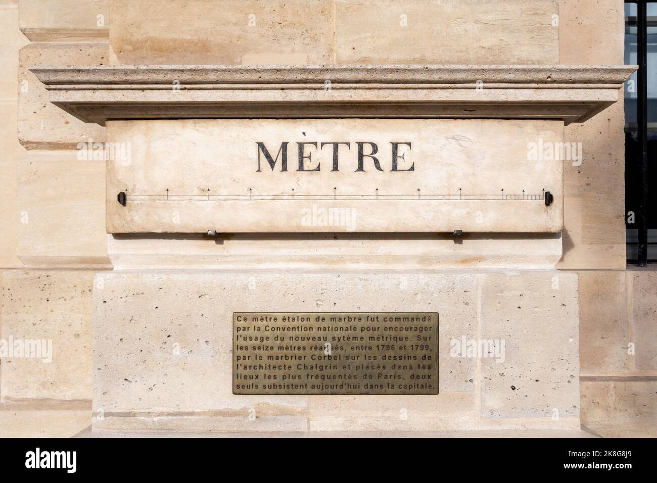 Marmormessgerät, während der Französischen Revolution den Place Vendome in Paris eingerichtet, um das metrische System in Frankreich einzuführen Stockfoto