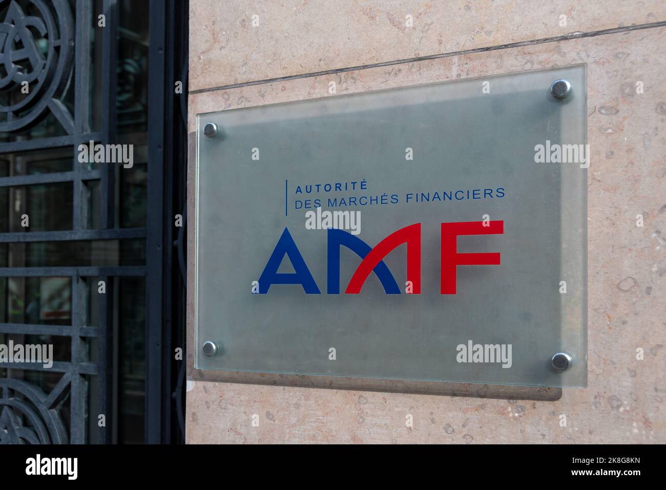 Nahaufnahme der Gedenktafel am Eingang der Autorité des Marchés Financiers (AMF), Paris, Frankreich Stockfoto Nahaufnahme der Gedenktafel am Eingang der Autorité des Marchés Financiers (AMF), Paris, Frankreich Stockfoto