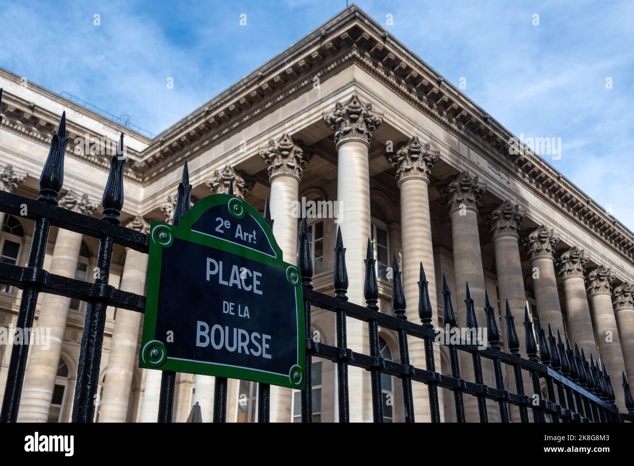 Straßenschild mit der Aufschrift 'Place de la Bourse', im Hintergrund der ehemalige Sitz der Pariser Börse, Paris, Frankreich Stockfoto