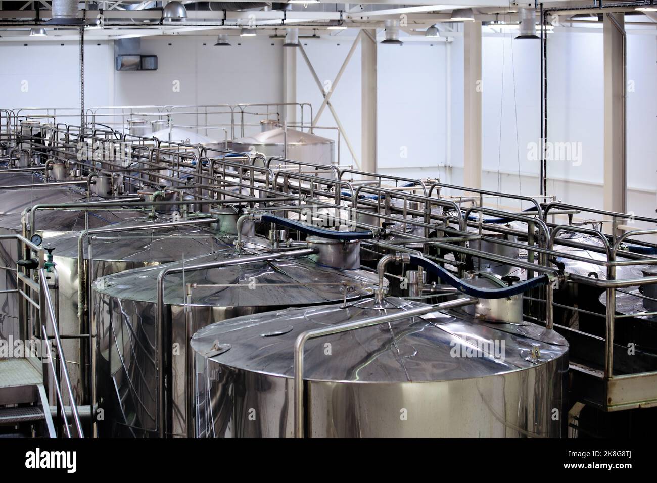 Moderne Produktionslinie für Weinkellereien. Lagertanks und Abfüllanlagen. Stockfoto