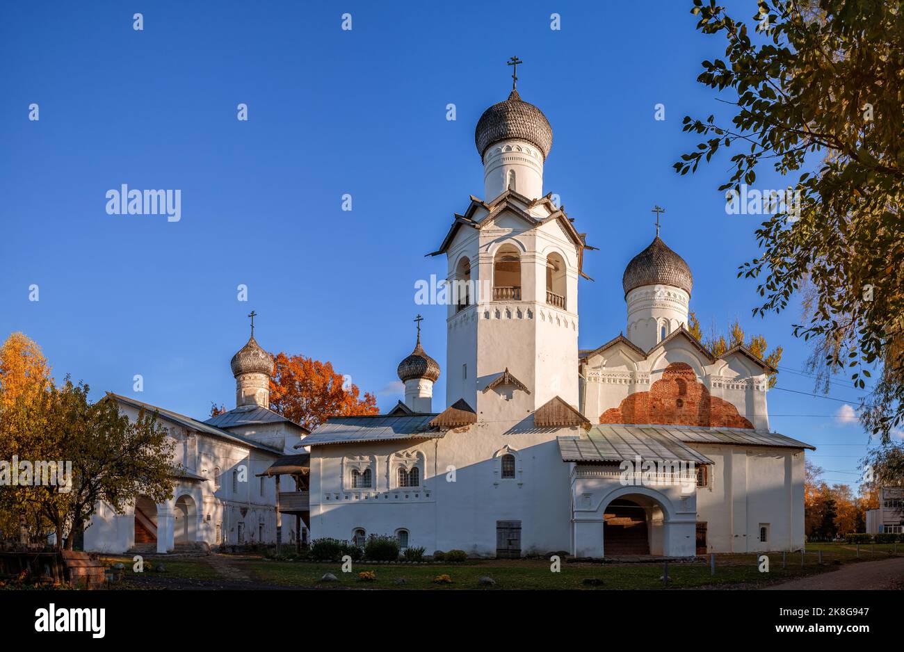 Tempel des ehemaligen Klosters Spaso-Preobrashenski (Verklärung) in Staraya Russa, Region Nowgorod, Russland Stockfoto