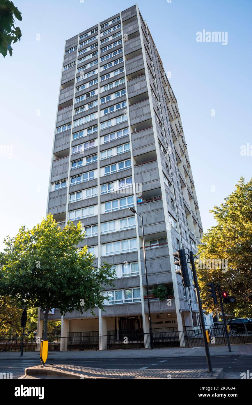 Gordon House Tower Block auf dem Glamis Estate in Tower Hamlets, London. Stockfoto