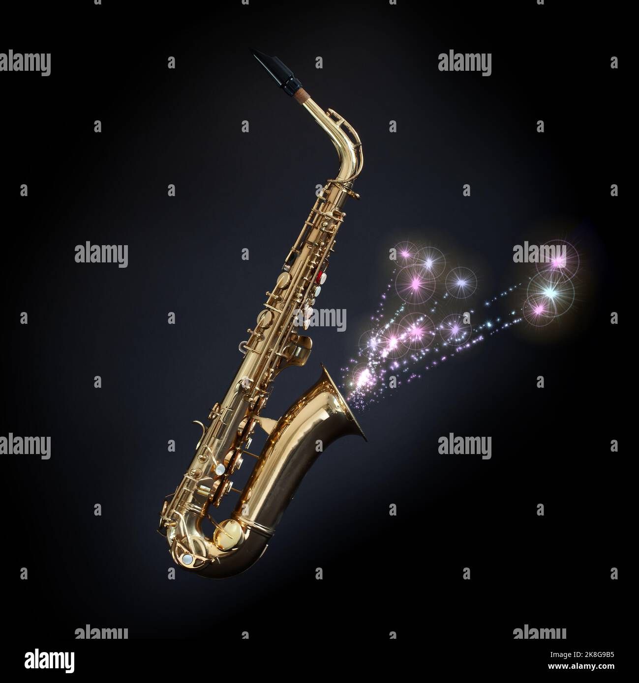 Saxophon mit Feuerwerk, das aus der Glocke kommt. Ein schönes Musikkonzept Stockfoto