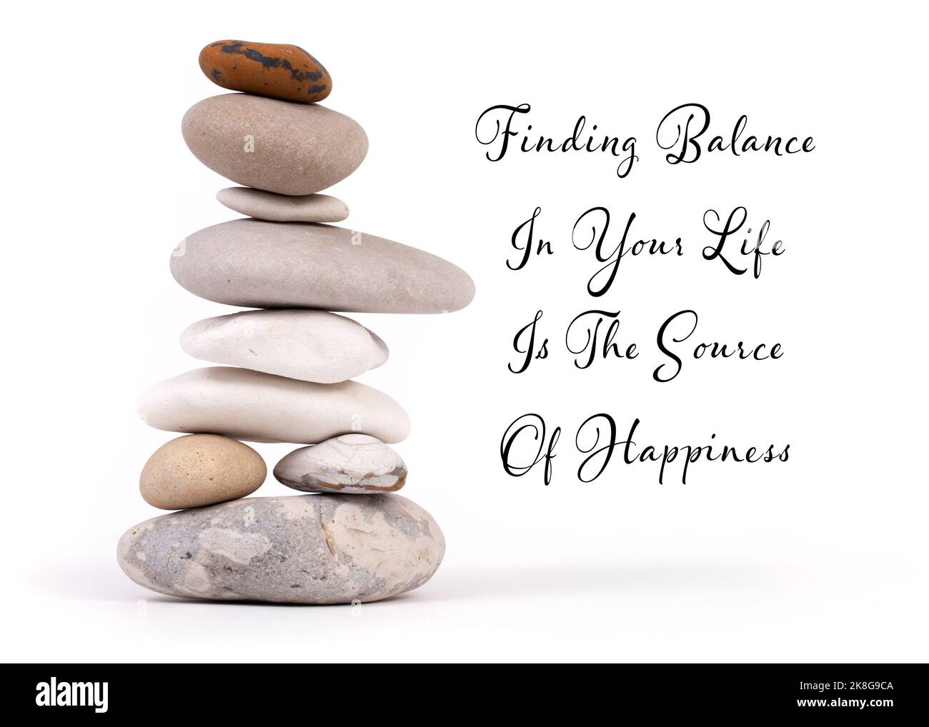 „Zen Balance in life“-Slogan. Einzelner Stapel natürlicher Buchenzens auf weißem Hintergrund isoliert Stockfoto