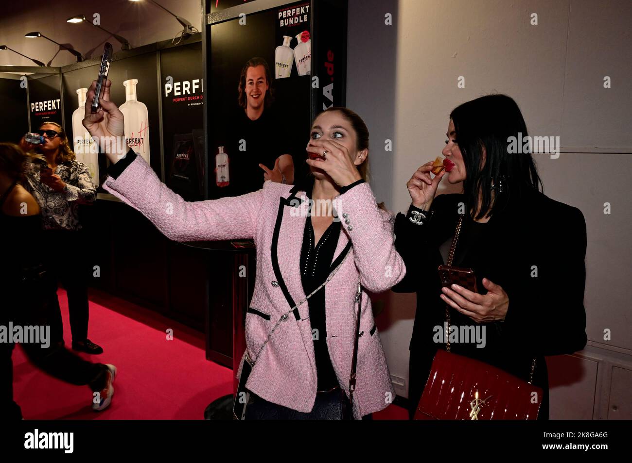 Yvonne Woelke und Djamila Rowe auf der 25. Venus Berlin 2022 in den Messehallen unter dem Funkturm. Berlin, 22.10.2022 Stockfoto