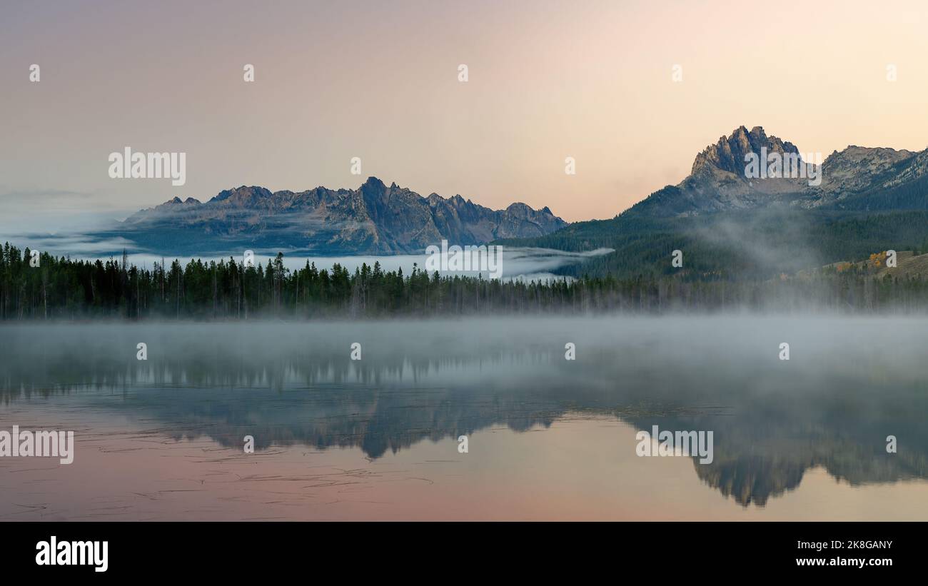 Der See Nebel bedeckt den Little Redfish Lake in Idaho Stockfoto