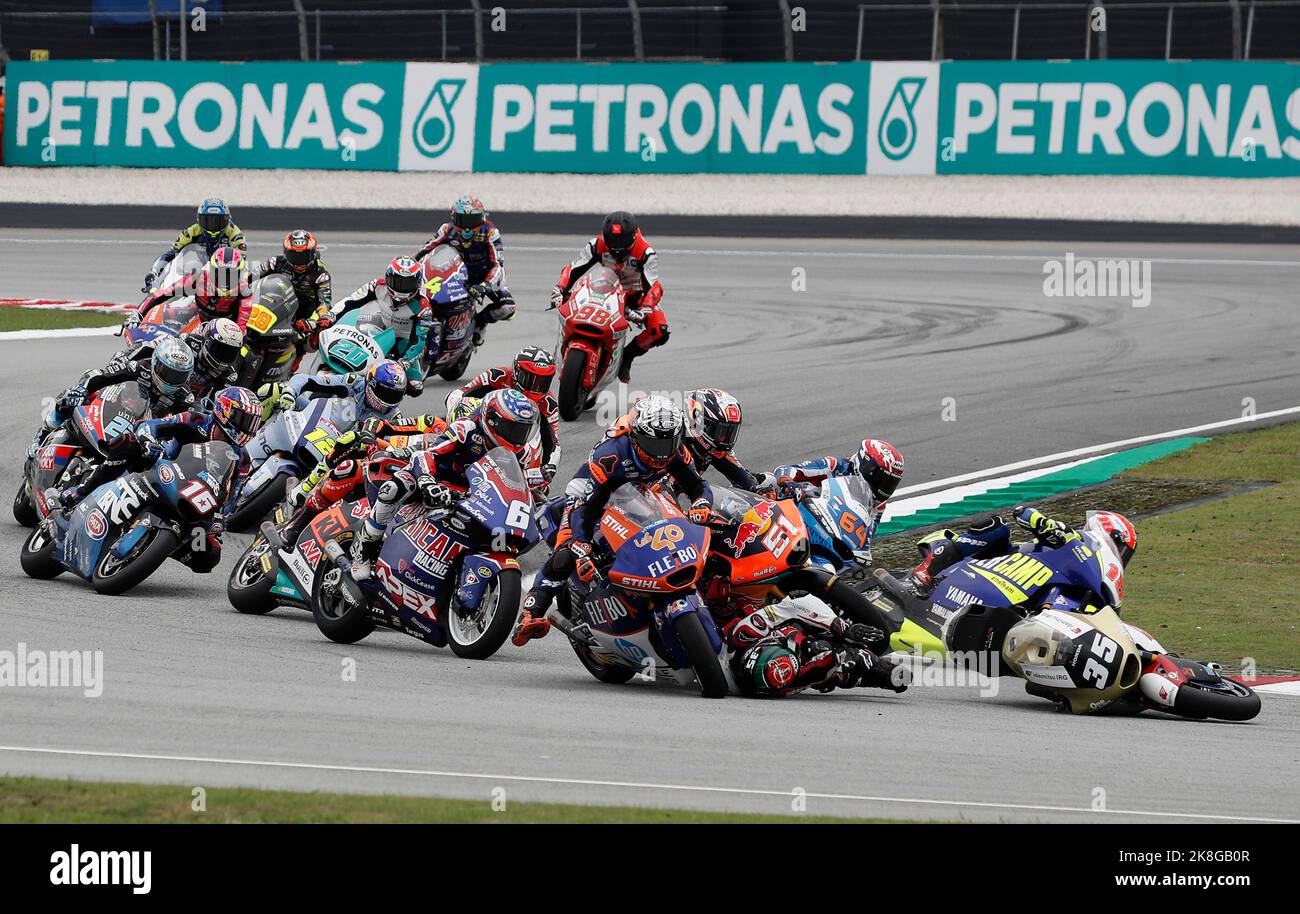 Kuala Lumpur, Malaysia. 23. Oktober 2022. Moto 2-Fahrer stürzten beim Moto 2-Rennen des Petronas Grand Prix von Malaysia auf dem Sepang International Circuit in Sepang ab. (Foto von Wong Fok Loy/SOPA Images/Sipa USA) Quelle: SIPA USA/Alamy Live News Stockfoto