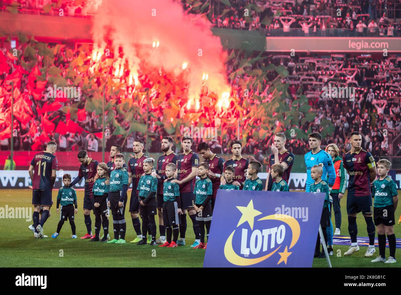 Warschau, Polen. 22. Oktober 2022. Team von Pogon gesehen während der polnischen PKO Ekstraklasa League Spiel zwischen Legia Warszawa und Pogon Stettin im Marschall Jozef Pilsudski Legia Warschau Municipal Stadium.Final Score; Legia Warszawa 1:1 Pogon Stettin. (Foto von Mikolaj Barbanell/SOPA Images/Sipa USA) Quelle: SIPA USA/Alamy Live News Stockfoto