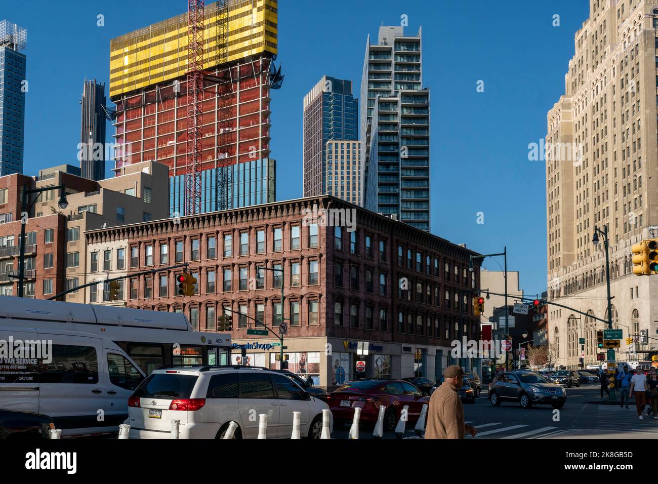 Am Samstag, den 16. Oktober 2022, ist die Entwicklung in Downtown Brooklyn in New York über älteren Gebäuden aufgefahren. Aufgrund der zunehmenden Entwicklung in der Region, insbesondere in Hochhäusern von Luxusapartments, ziehen Filialisten und High-End-Einzelhändler ein. (© Richard B. Levine) Stockfoto