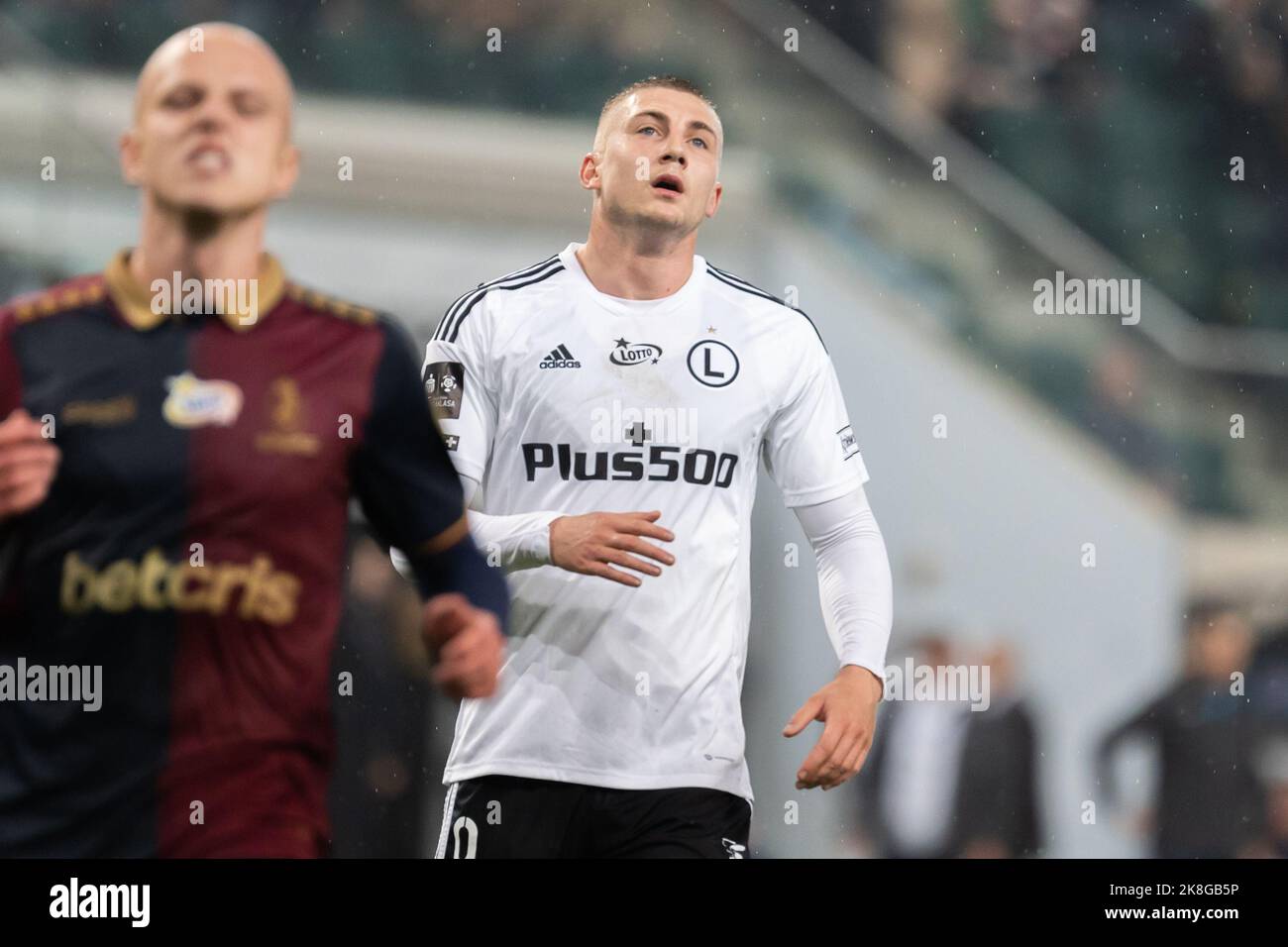 Warschau, Polen. 22. Oktober 2022. Blaz Kramer (R) von Legia, gesehen während des polnischen PKO Ekstraklasa League-Spiels zwischen Legia Warszawa und Pogon Stettin im Marschall Jozef Pilsudski Legia Warsaw Municipal Stadium.Endstand; Legia Warszawa 1:1 Pogon Stettin. (Foto von Mikolaj Barbanell/SOPA Images/Sipa USA) Quelle: SIPA USA/Alamy Live News Stockfoto