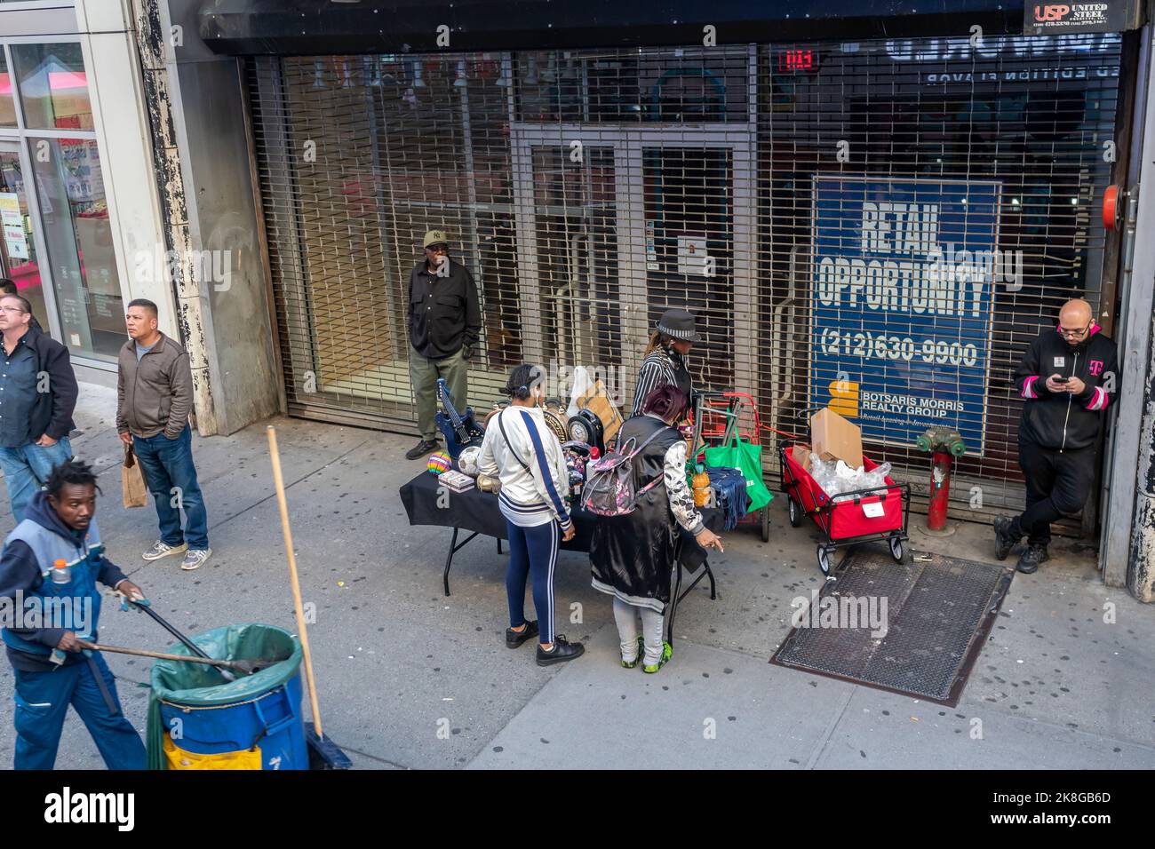 Am Sonntag, den 16. Oktober 2022, sind auf dem Herald Square in New York viele Shopper. ( © Richard B. Levine) Stockfoto