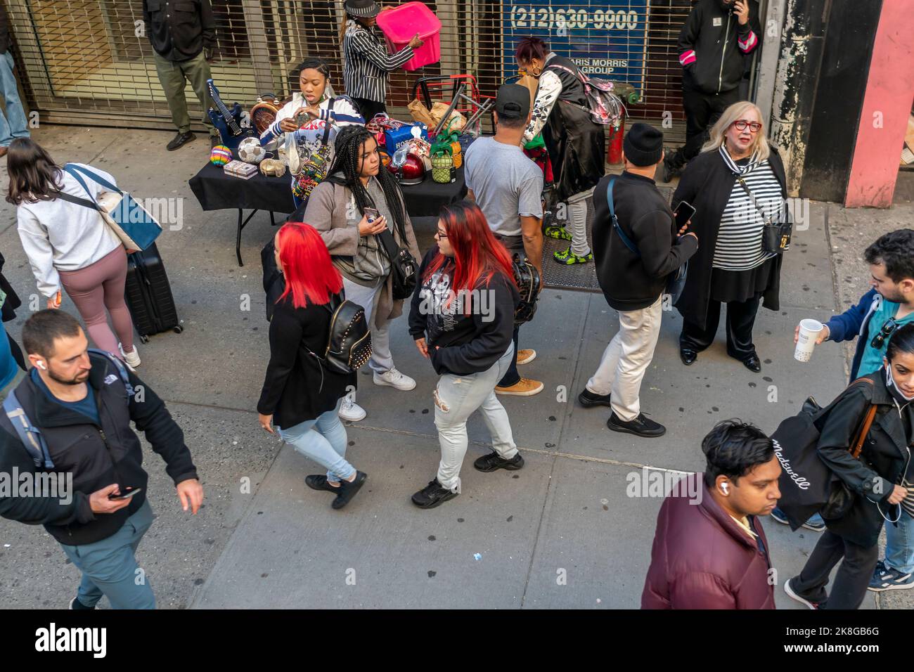 Am Sonntag, den 16. Oktober 2022, sind auf dem Herald Square in New York viele Shopper. ( © Richard B. Levine) Stockfoto