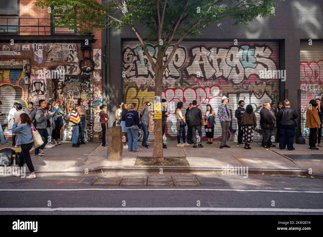Besucher warten bis zu einer Stunde auf die NY Art Book Fair von Printed Matter, die sich am Sonntag, den 16. Oktober 2022, in Chelsea in New York befindet. Die 3-tägige Veranstaltung präsentiert Künstlerbücher, Zeitschriften, Zines und Kataloge. (© Richard B. Levine) Stockfoto