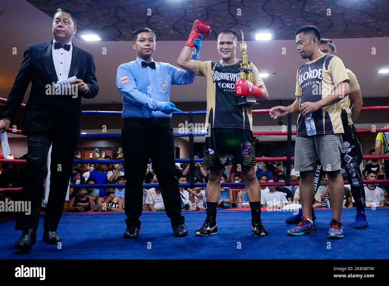 Quezon City, NCR, Philippinen. 23. Oktober 2022. The Ultimate Knockout Challenge: Battlefield fand am 23. Oktober im Sportzentrum von Elorde in Paranaque City statt.Mark John Yap hat den Junior Kauko Raka aus Papaua-Neuguinea in der letzten Runde eines achtrunden Kampfes niedergeschlagen. (Bild: © George Buid/ZUMA Press Wire) Stockfoto