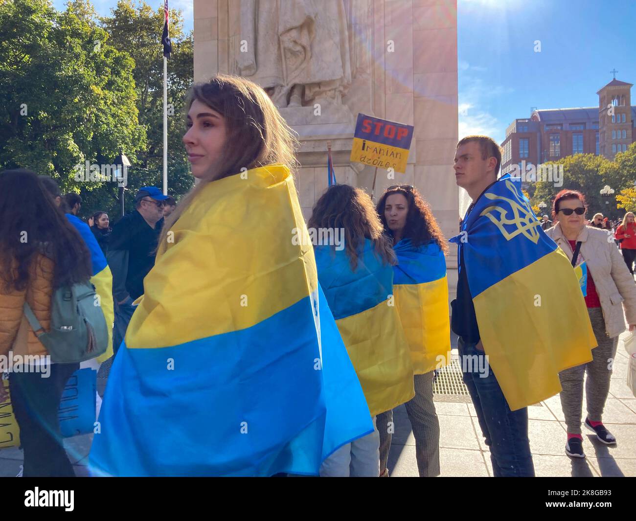 Ukrainisch-Amerikaner und ihre Anhänger versammeln sich am Samstag, dem 22. Oktober 2022, im Washington Square Park in New York, um gegen die russische Invasion in der Ukraine und den Einsatz iranischer „Kamikaze“-Drohnen durch Russland zu protestieren. (© Frances M. Roberts) Stockfoto