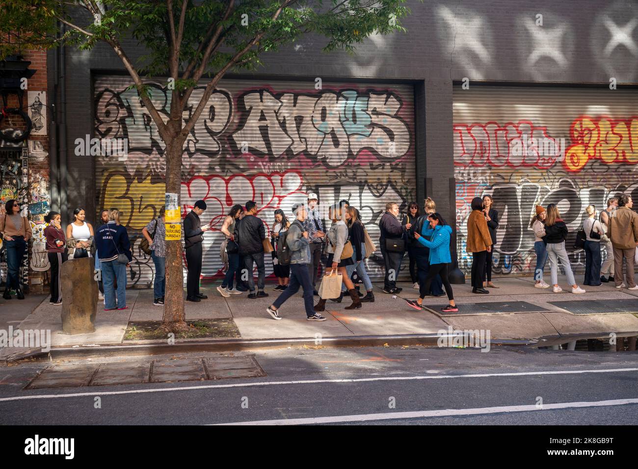 Besucher warten bis zu einer Stunde auf die NY Art Book Fair von Printed Matter, die sich am Sonntag, den 16. Oktober 2022, in Chelsea in New York befindet. Die 3-tägige Veranstaltung präsentiert Künstlerbücher, Zeitschriften, Zines und Kataloge. (© Richard B. Levine) Stockfoto