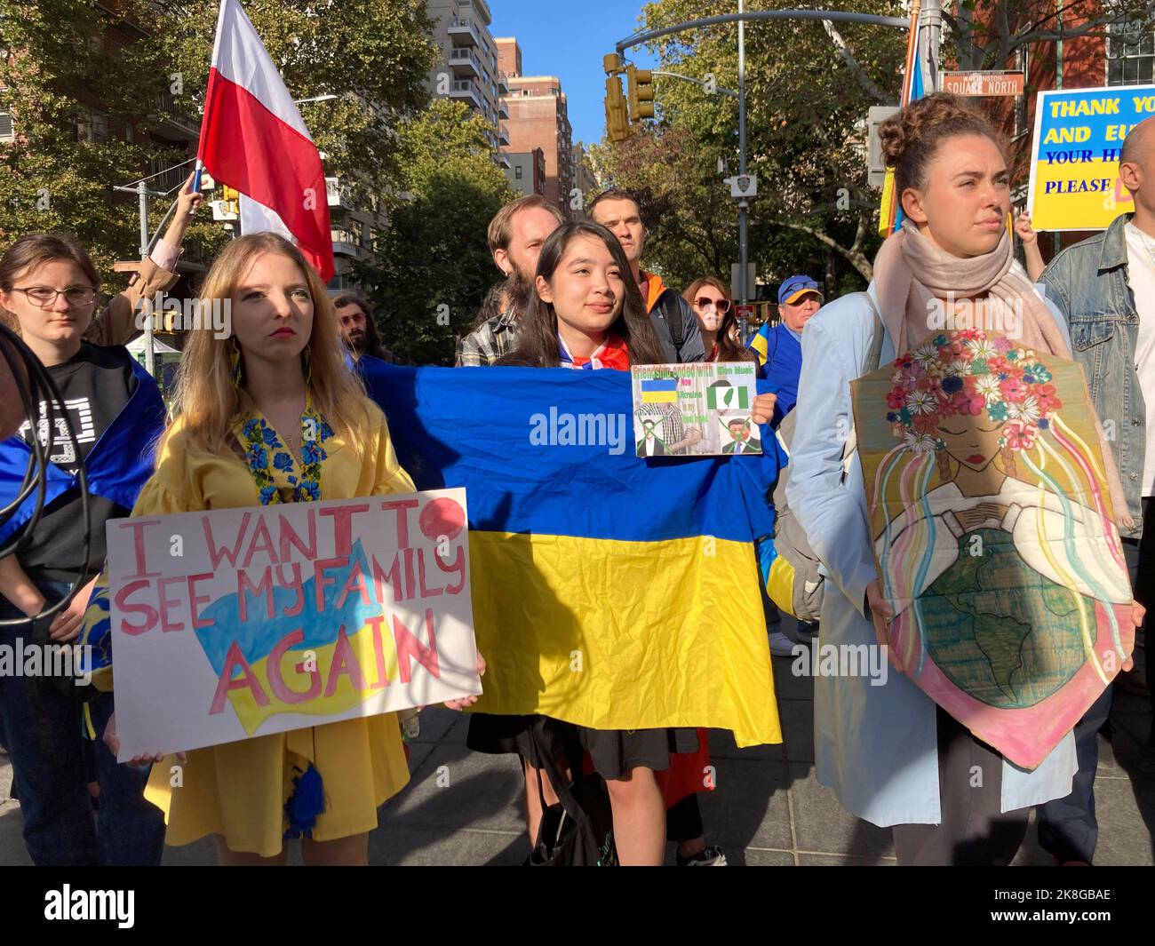 Ukrainisch-Amerikaner und ihre Anhänger versammeln sich am Samstag, dem 22. Oktober 2022, im Washington Square Park in New York, um gegen die russische Invasion in der Ukraine und den Einsatz iranischer „Kamikaze“-Drohnen durch Russland zu protestieren. (© Frances M. Roberts) Stockfoto