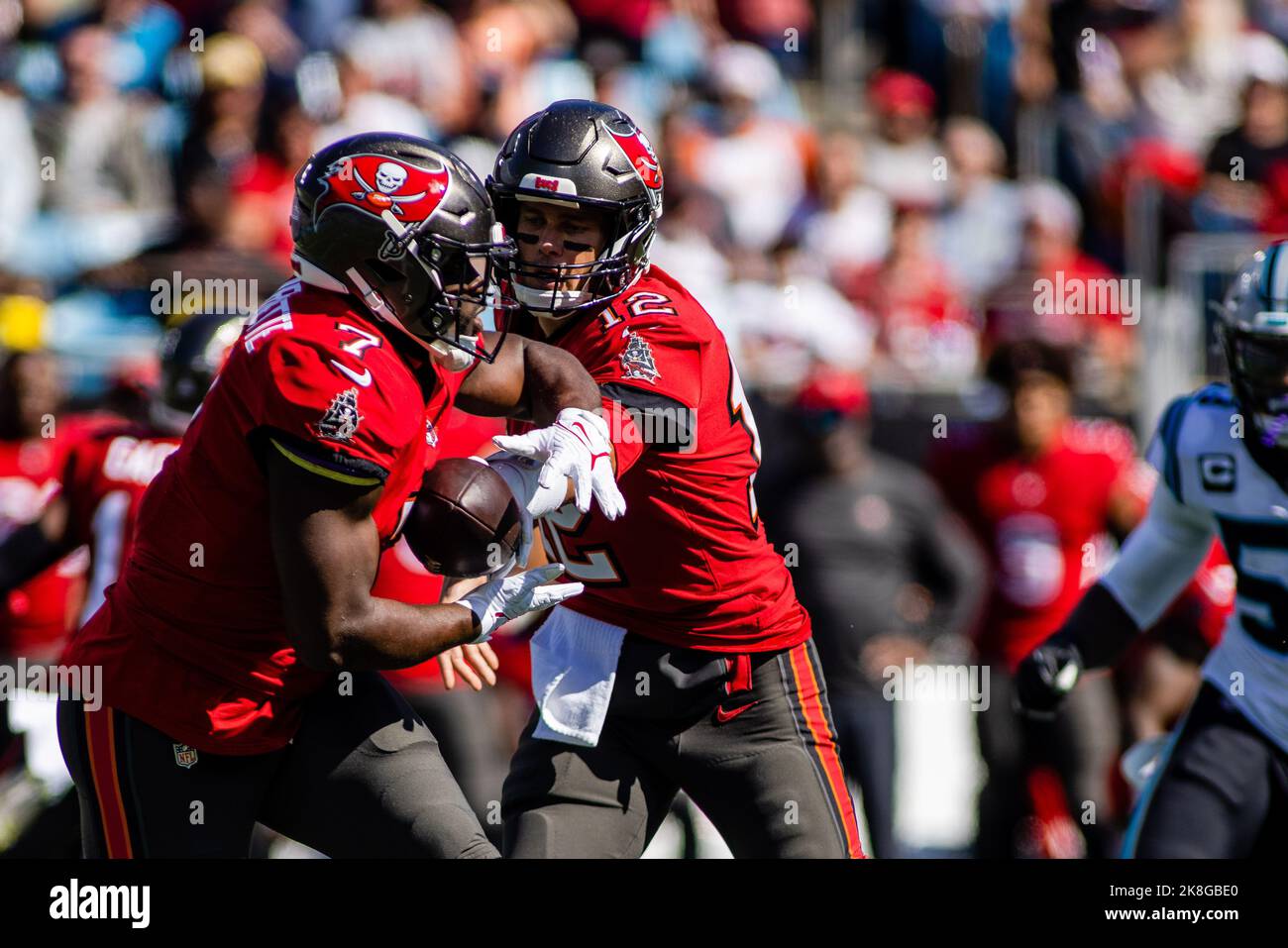 Charlotte, NC, USA. 23. Oktober 2022. Tampa Bay Buccaneers laufen zurück Leonard Fournette (7) bekommt die Hand von Tampa Bay Buccaneers Quarterback Tom Brady (12) während des ersten Quartals des NFL-Matchup in Charlotte, NC. (Scott Kinser/Cal Sport Media). Kredit: csm/Alamy Live Nachrichten Stockfoto